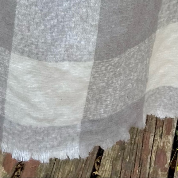 Grey and white check shawl scarf  cozy - Picture 3 of 6